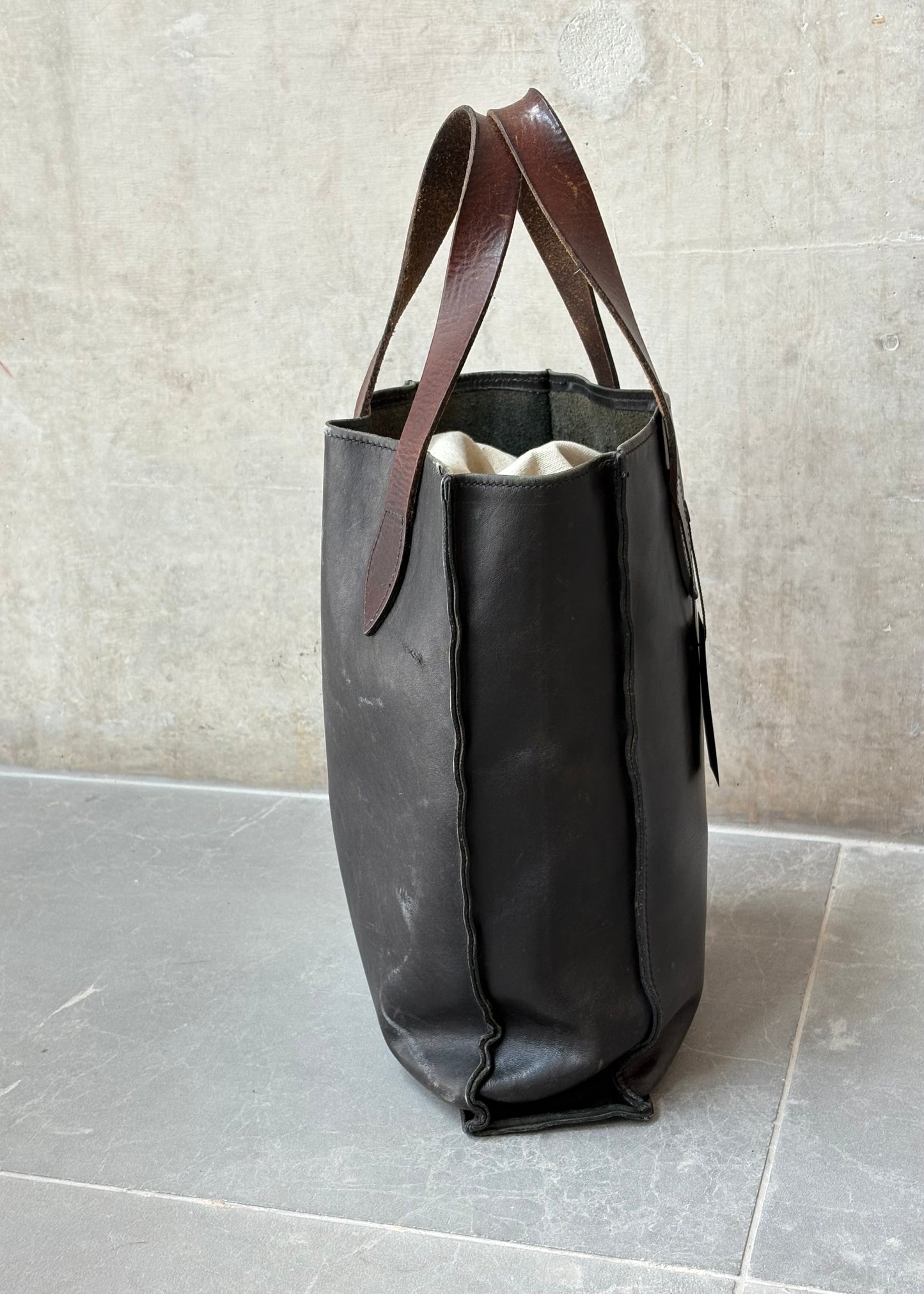 LEATHER BUCKET BAG