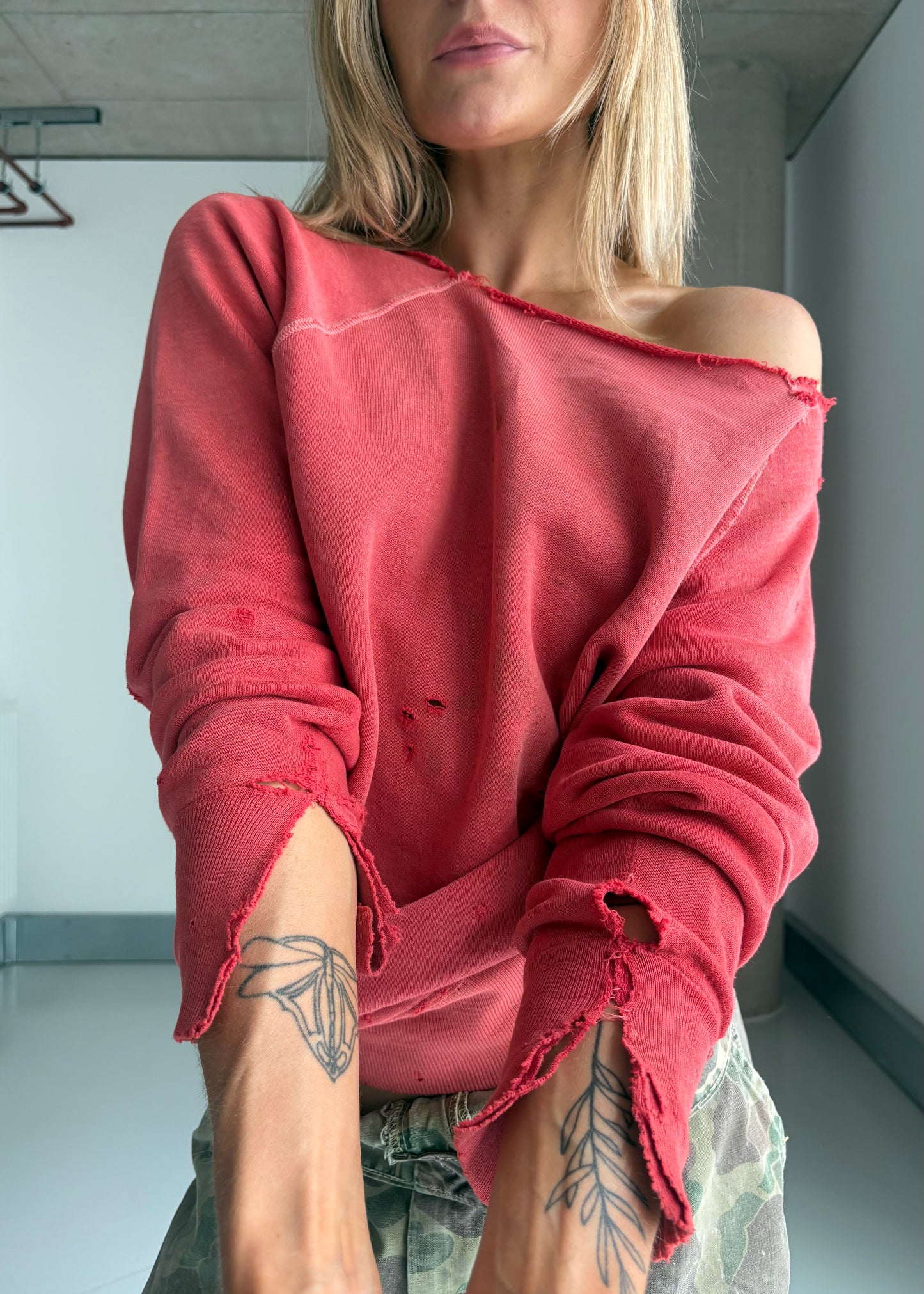 THRASHED FADED RED SWEAT
