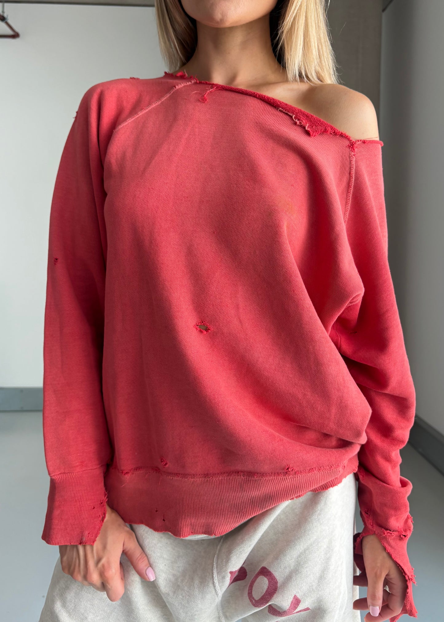THRASHED FADED RED SWEAT