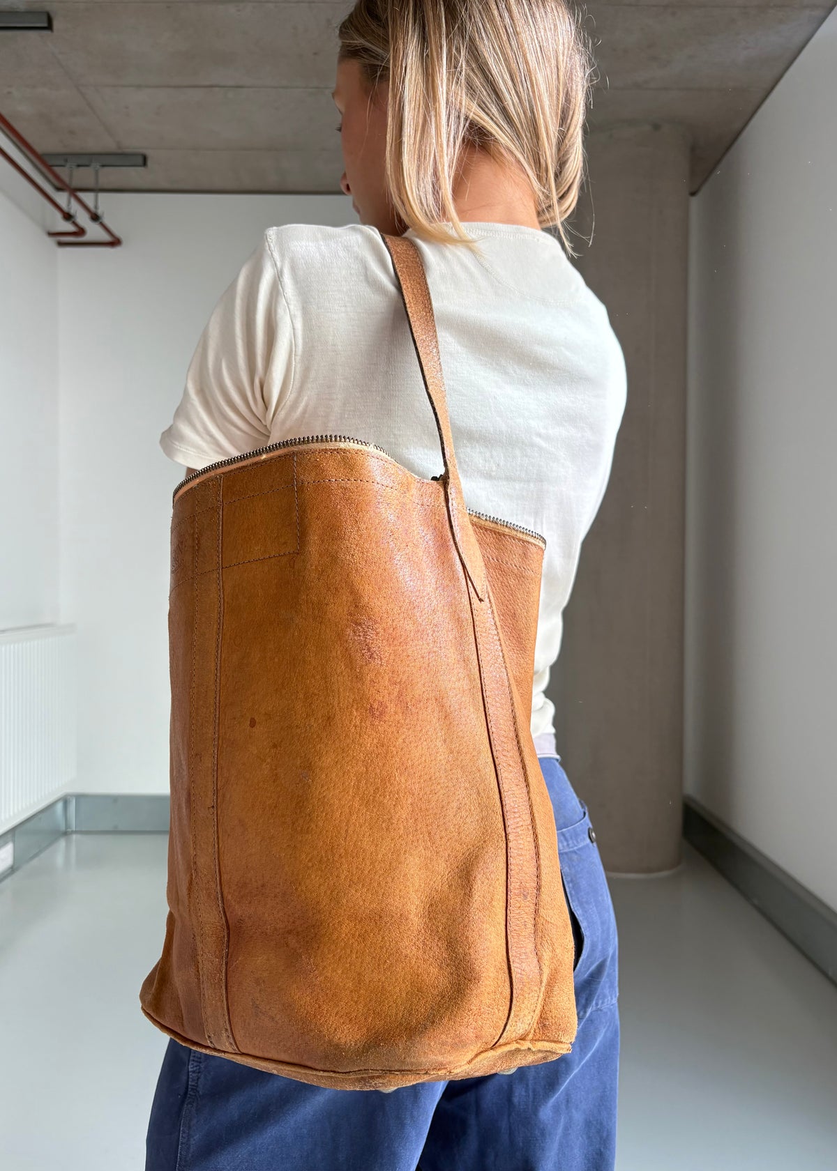 1970S LEATHER BUCKET BAG