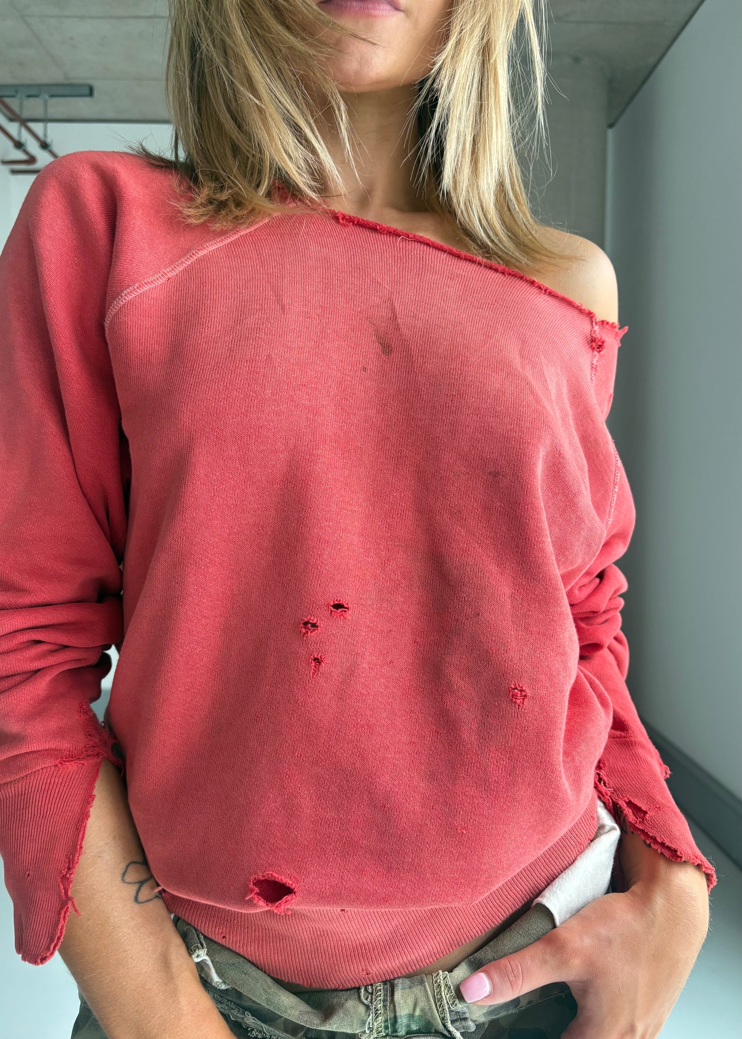 THRASHED FADED RED SWEAT
