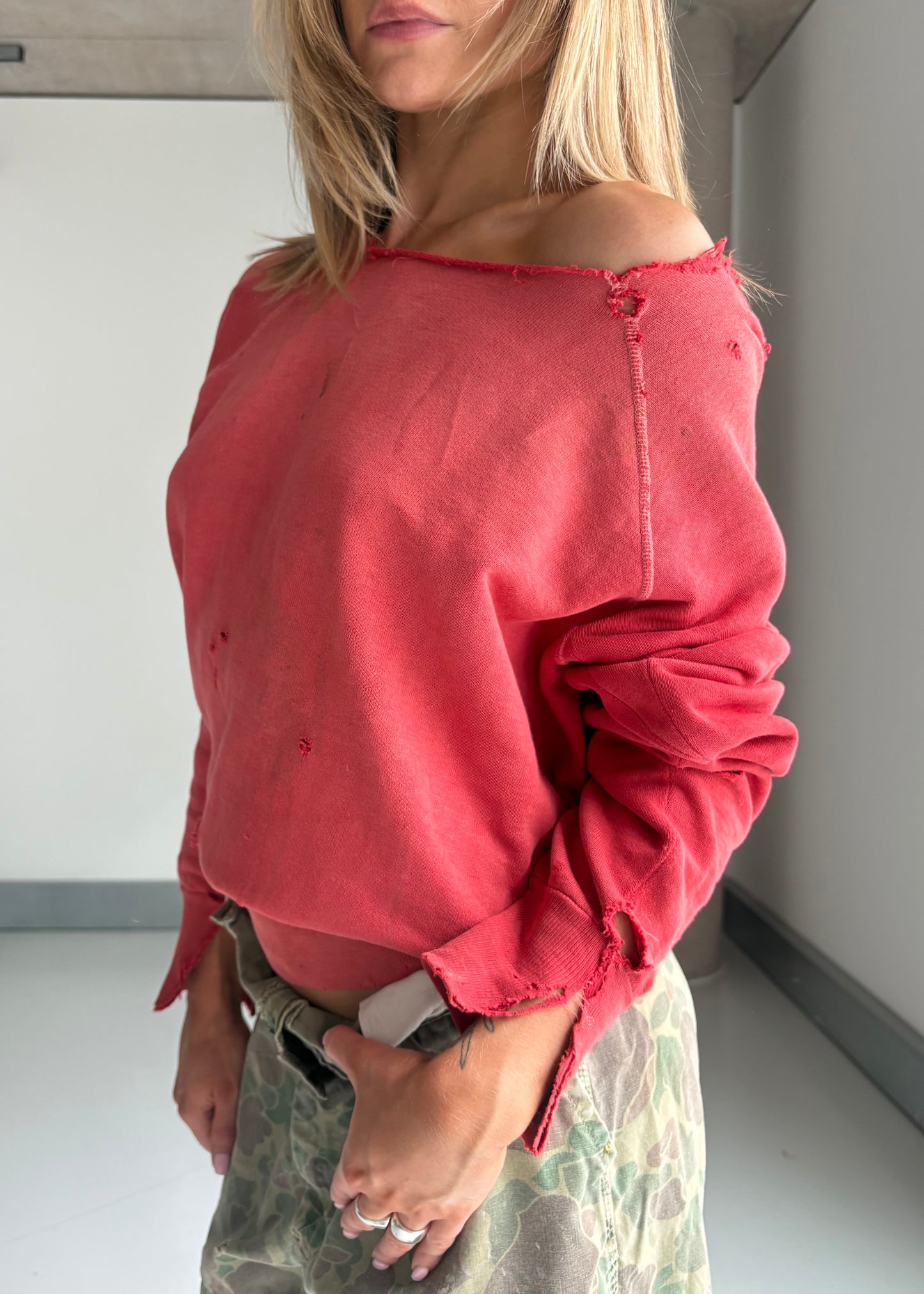 THRASHED FADED RED SWEAT