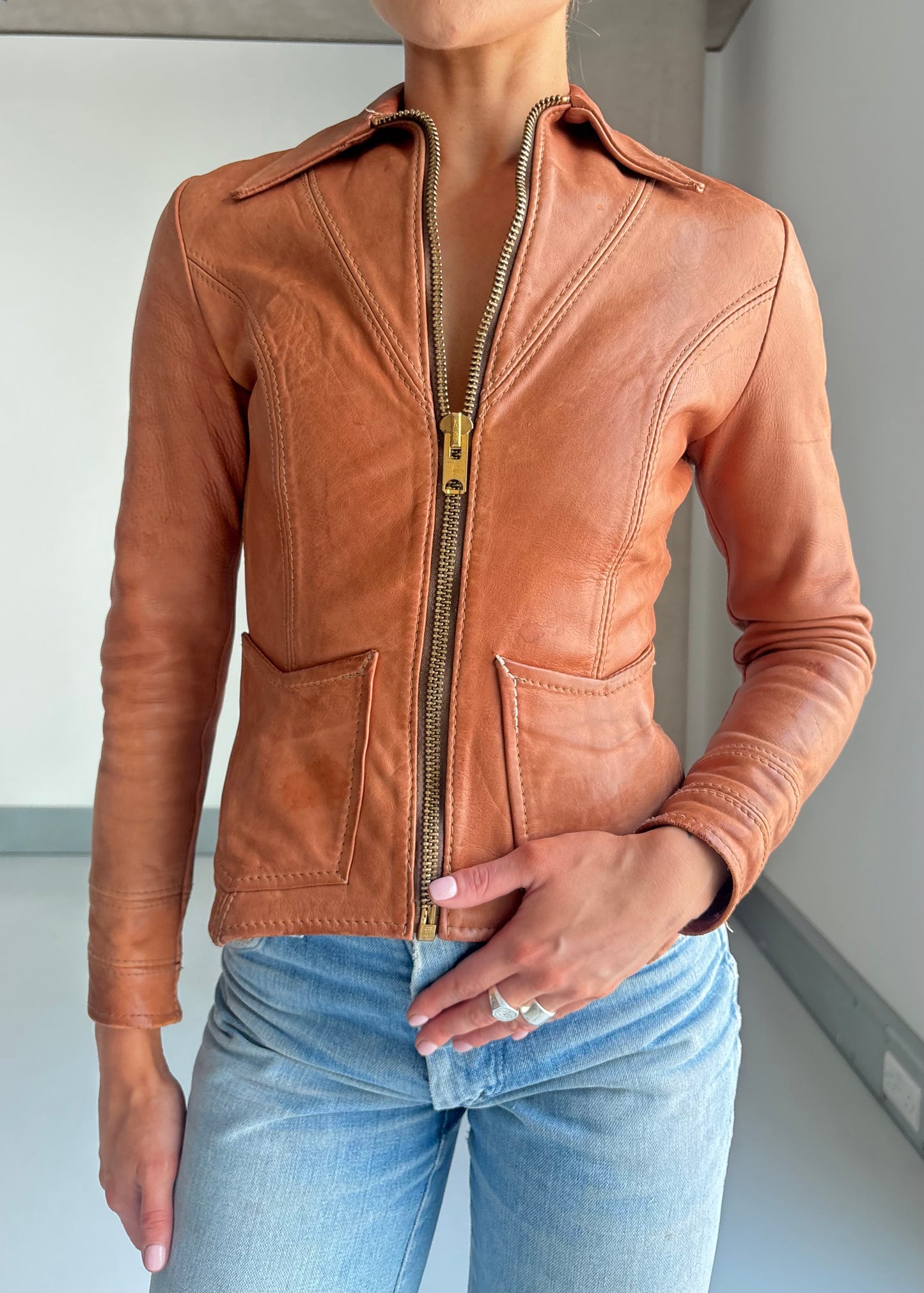 OSHWAKHON LEATHER JACKET