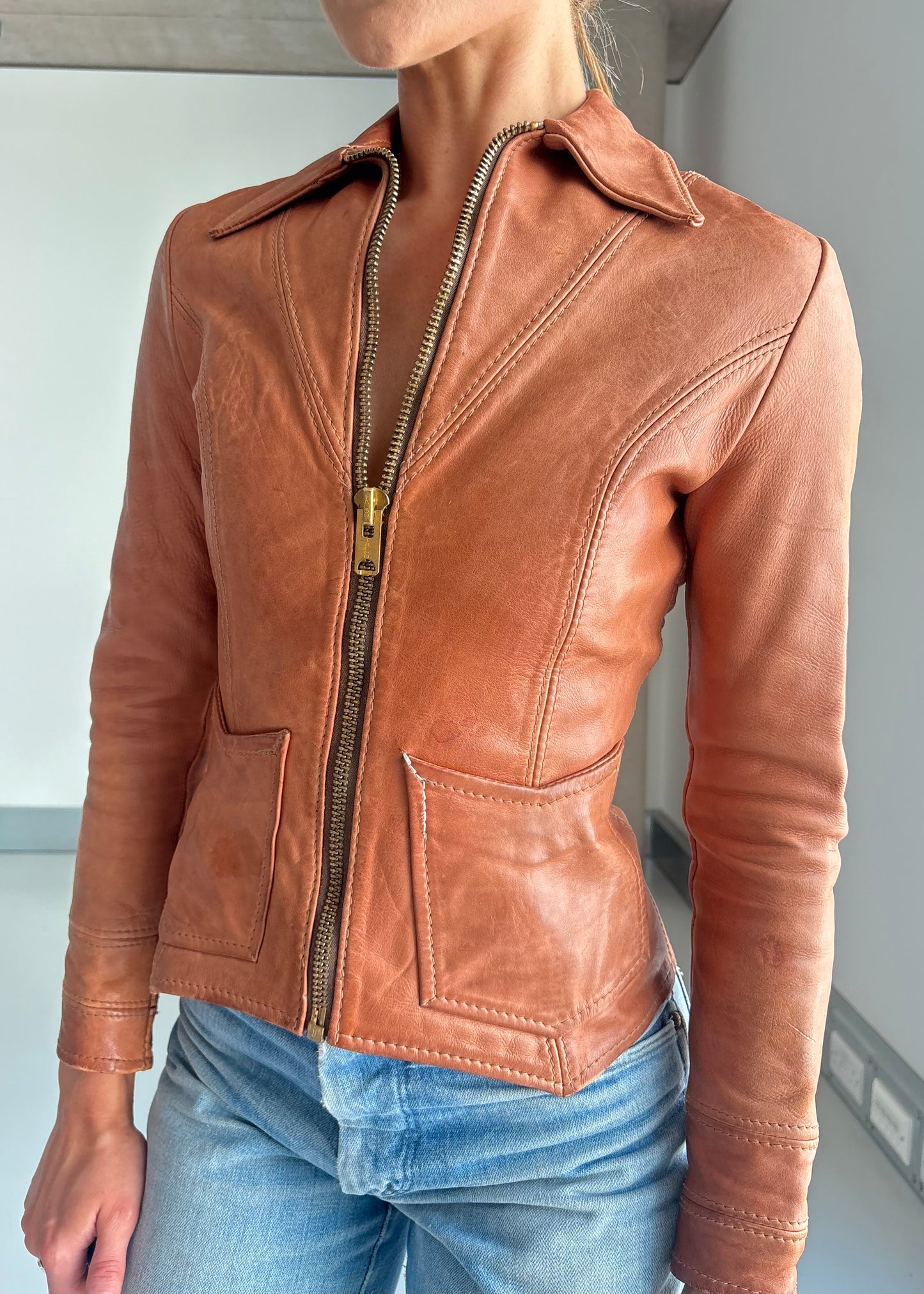 OSHWAKHON LEATHER JACKET