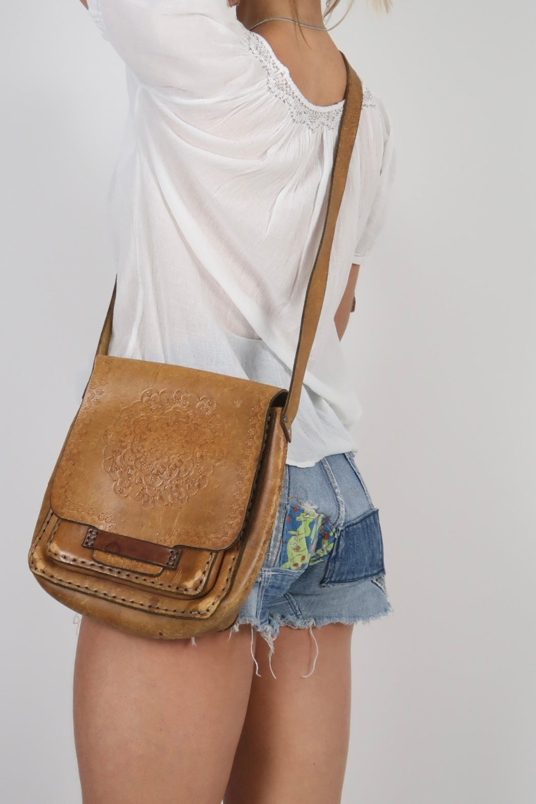 1970s tooled side bag tan