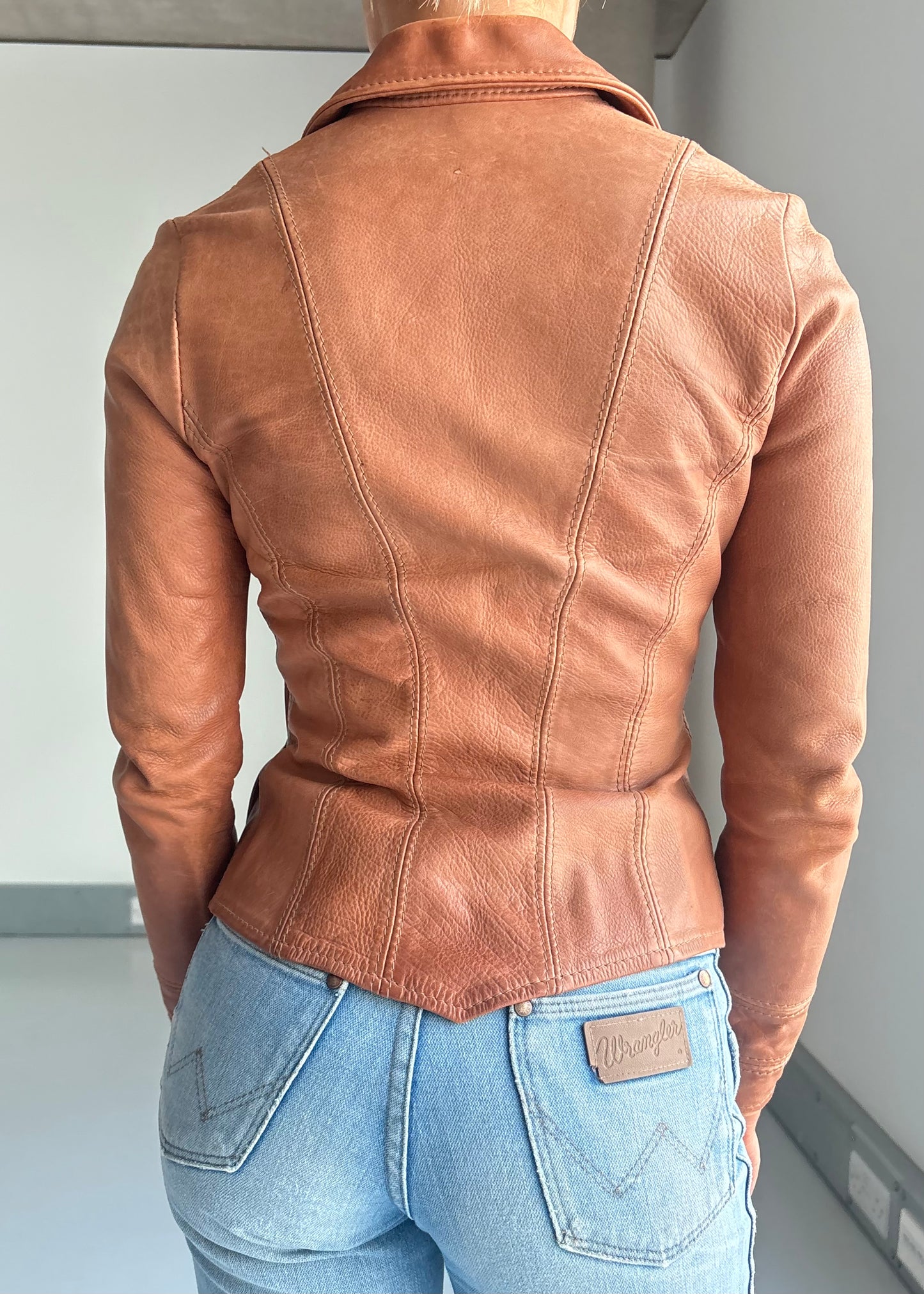 OSHWAKHON LEATHER JACKET