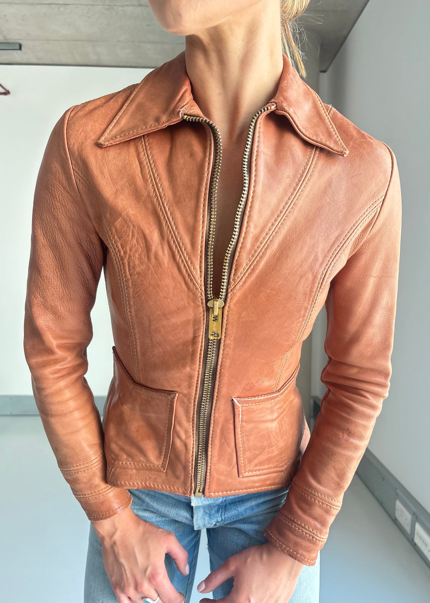 OSHWAKHON LEATHER JACKET