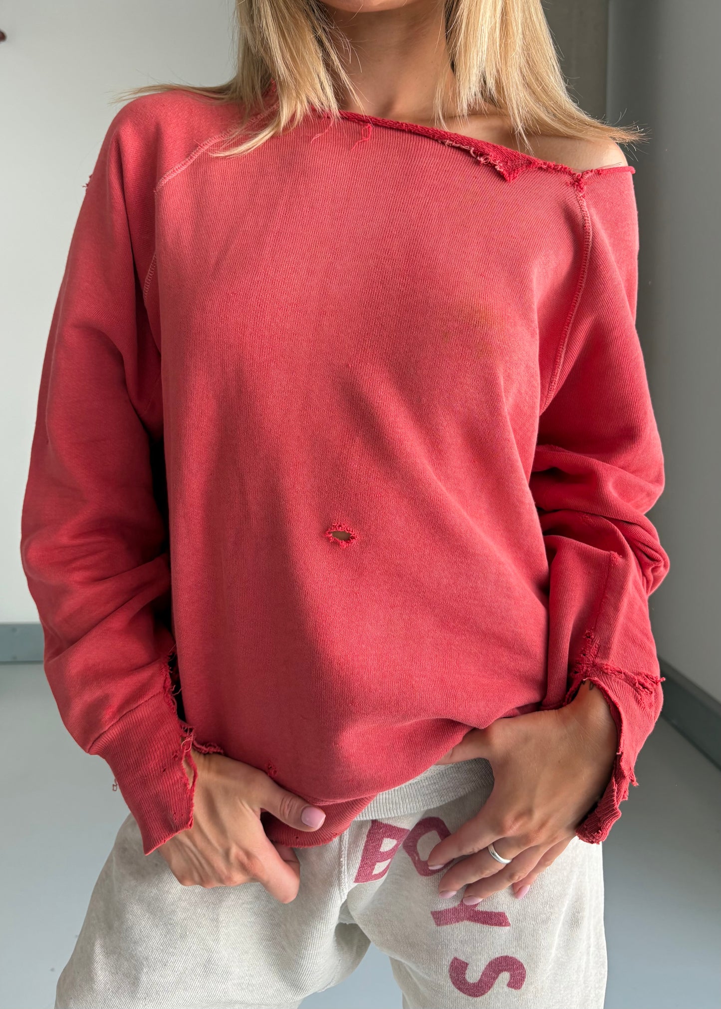 THRASHED FADED RED SWEAT