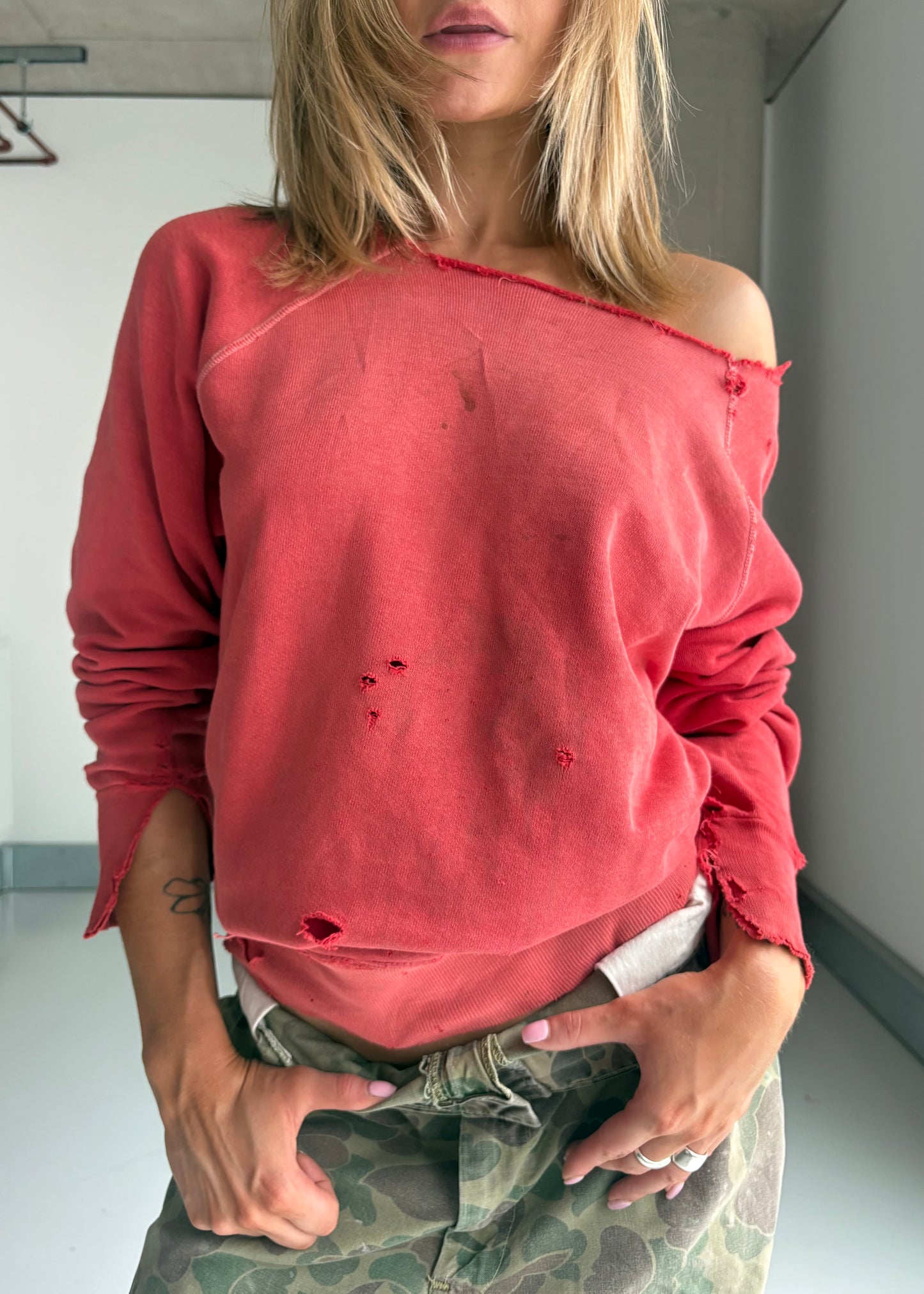 THRASHED FADED RED SWEAT