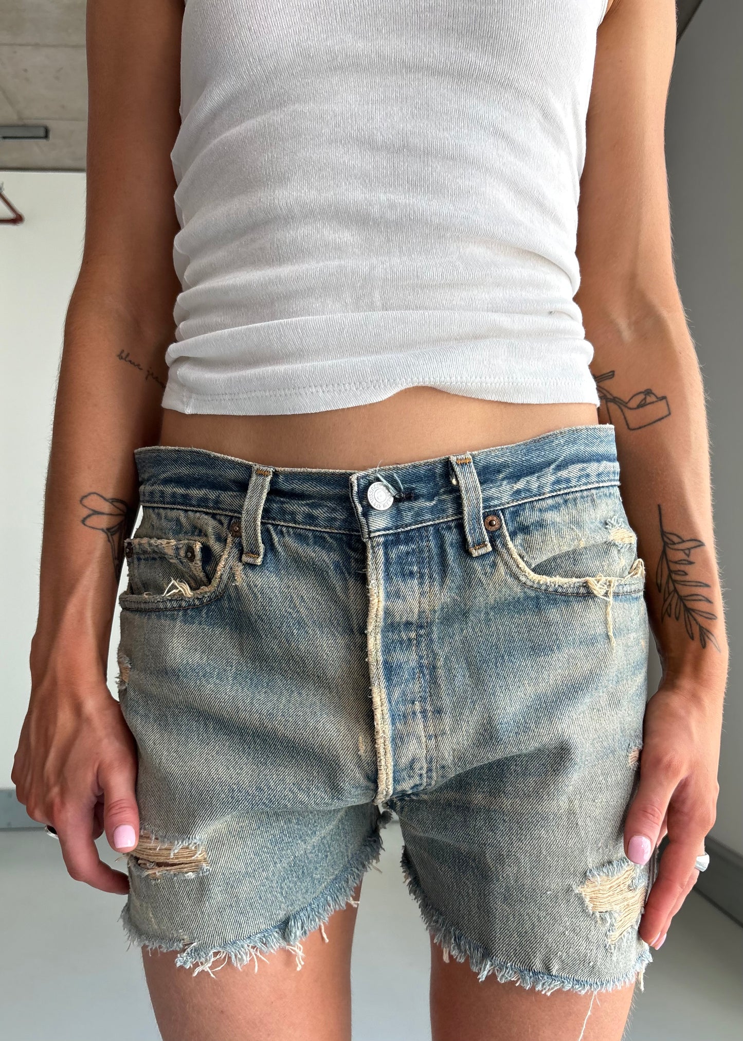 90S SAND WASH CUT OFFS WITH RIPS