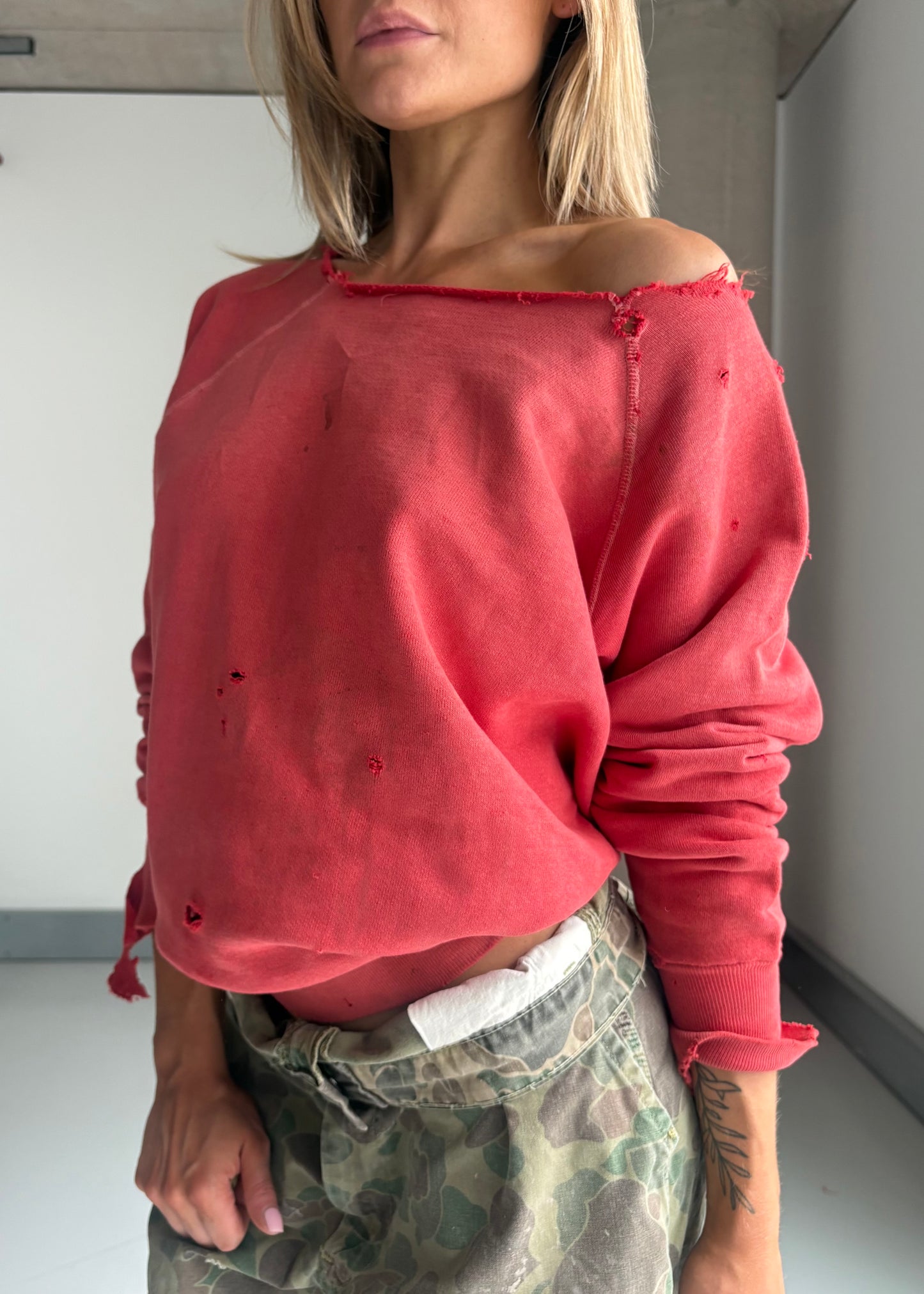 THRASHED FADED RED SWEAT