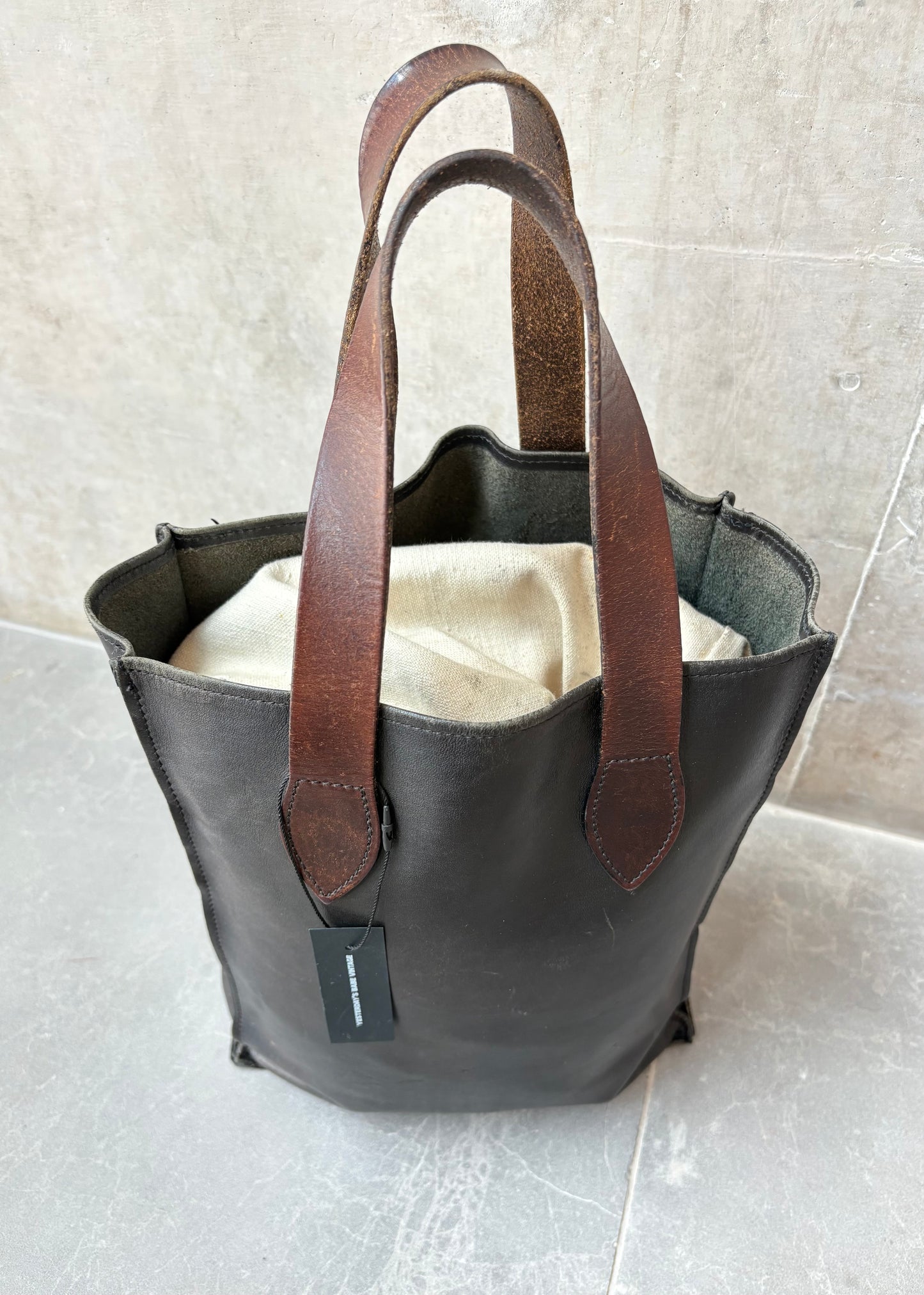 LEATHER BUCKET BAG