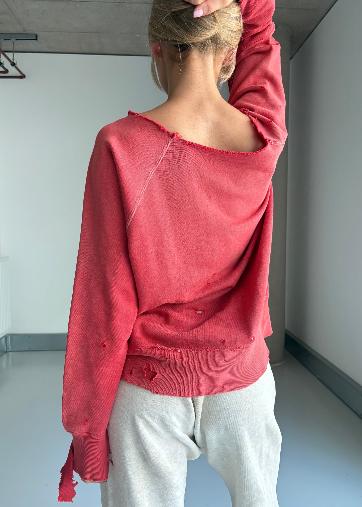 THRASHED FADED RED SWEAT